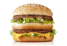 comensales McDonald's preparan su hamburguesa