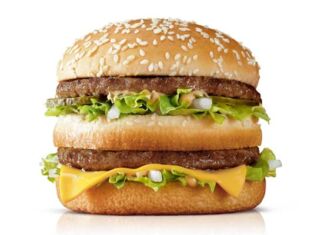 comensales McDonald's preparan su hamburguesa