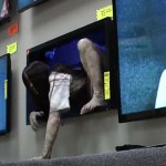 Samara asusta a clientes de una tienda para promocionar El Aro 3 Samara el aro 3