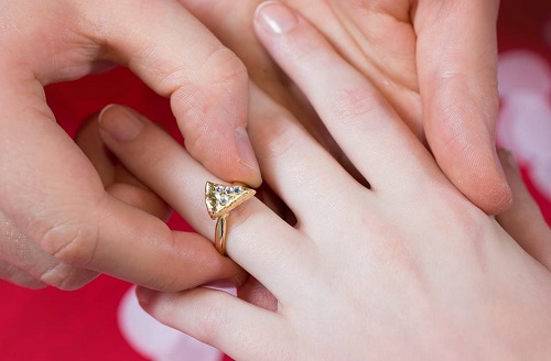 Domino's diseña anillo de compromiso ¡en forma de rebanada de pizza! 1 anillo-dominos-2