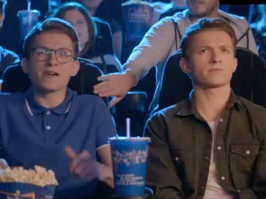 Tom Holland aparece en el más reciente spot de la campaña «Hechos de Cine» de Cinépolis Tom Holland Cinepolis