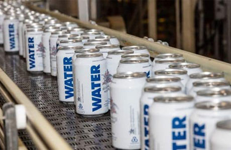 Empresa cervecera produce latas con agua potable para afectados por huracán Harvey