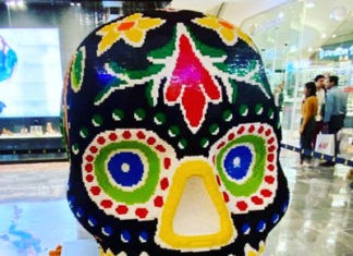 calavera hecha con Lego