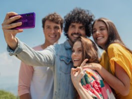 Cómo debe ser el primer celular de tu hijo adolescente Primer celular de tu hijo adolescente