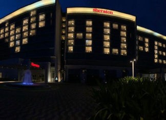 Hoteles Marriott se iluminan para dar un mensaje de esperanza Marriott ilumina habitaciones