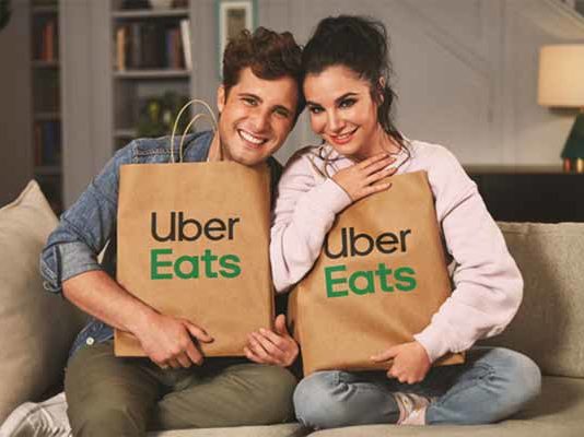 Diego Boneta y Martha Higareda en Uber Eats