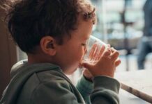 por qué niños deben beber agua
