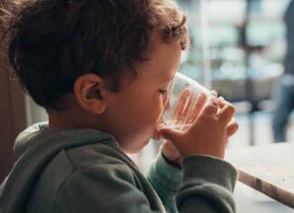por qué niños deben beber agua
