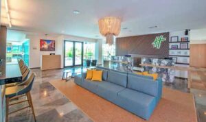 lobby abierto Holiday Inn