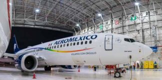 avión de Aeroméxico con colores del Orgullo