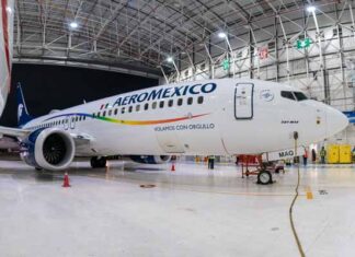 avión de Aeroméxico con colores del Orgullo