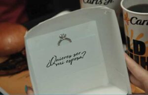 campaña Tenía que ser en Carl's Jr.