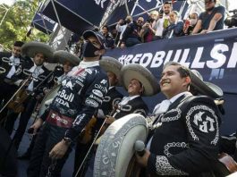 traje de carreras Puma al estilo mariachi