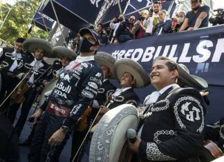 traje de carreras Puma al estilo mariachi