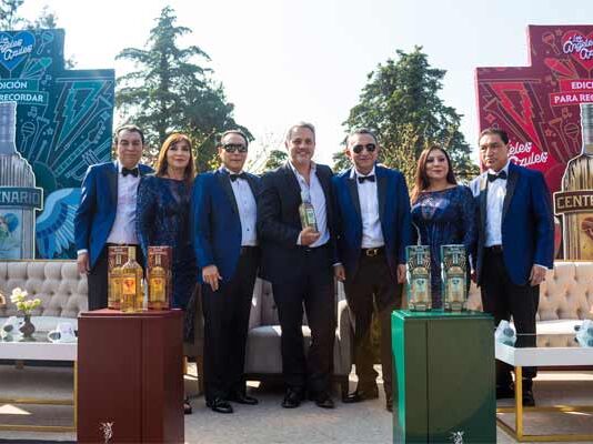 Tequila Centenario y Los Ángeles Azules develan botella edición especial botella especial Gran Centenario Ángeles Azules