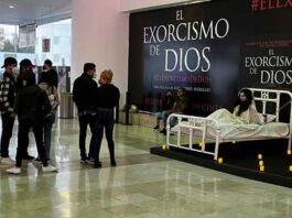 “El Exorcismo de Dios” aterroriza a Plaza Universidad con esta activación película El Exorcismo de Dios