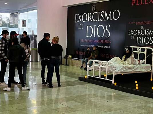 “El Exorcismo de Dios” aterroriza a Plaza Universidad con esta activación película El Exorcismo de Dios