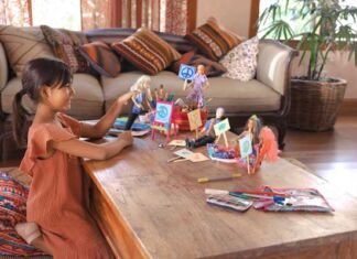 Niños hablan sobre pensamientos y emociones de los demás al jugar con muñecas beneficios jugar con muñecas