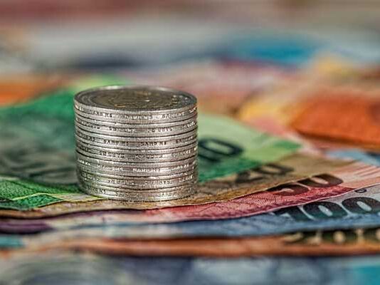 7 factores económicos que pueden influir en tu salario factores que influyen en tu salario
