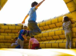 niños en áreas de juego