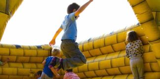 niños en áreas de juego