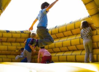 niños en áreas de juego