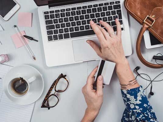 Consolida una estrategia de pagos en línea para estas vacaciones pagos en línea en vacaciones