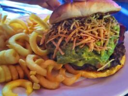 Hand Smashed Burgers: Hooters ofrece hamburguesas con carne aplastada a mano Hand Smashed Burgers Hooters