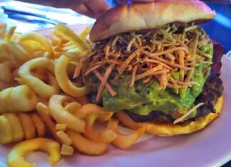 Hand Smashed Burgers: Hooters ofrece hamburguesas con carne aplastada a mano Hand Smashed Burgers Hooters