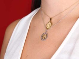 Distroller inmortaliza la figura de Virgencita Plis en joyería de colección medallas Virgencita Plis de Distroller
