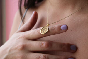 medalla de oro Virgencita Plis