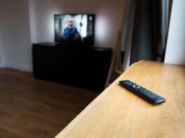 ¿Por qué los hoteles deben pagar regalías por la transmisión de obras audiovisuales? pago de regalías por contenido audiovisual en hoteles