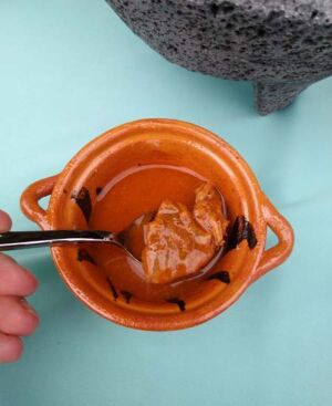 “Tradiciones con raíz” de Doña María rinde un homenaje a las cocineras de México 1 caldito rojo
