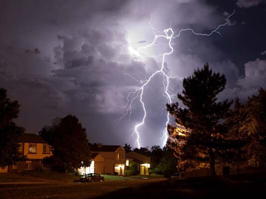 ¿Cómo proteger tus aparatos electrónicos de las tormentas eléctricas? riesgos tormentas eléctricas