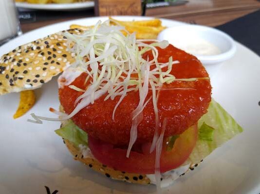 Toks y NotCo lanzan menú con platillos plant-based hamburguesa plant-based Toks
