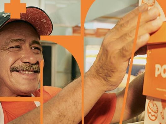 Popeyes celebra 50 años contratando a personas de 50 años o más Popeyes contrata personas 50 años