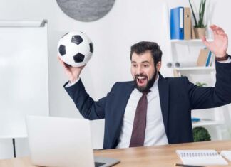 Trabajadores mexicanos ven Mundial en oficina