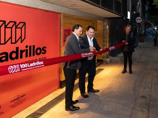 Chicharito Hernández socio 100 Ladrillos