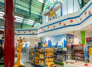 Toys R Us abre su primera sucursal en México juguetería Toys R Us llega a México