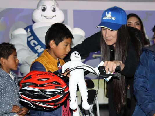 Michelin lanza iniciativa para que niños de escasos recursos lleguen a la escuela en bici Michelin donación de bicis
