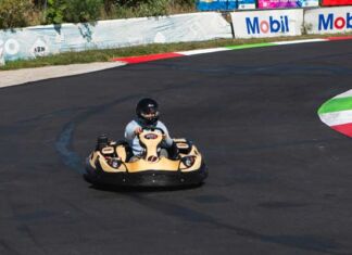 carrera de go karts con Checo Pérez