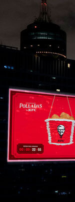 KFC invita a romper su piñata digital gigante en la fachada del edificio del WTC romper piñata digital gigante KFC