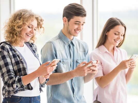 ¿Por qué los jóvenes prefieren chatear por WhatsApp que hacer llamadas? jóvenes prefieren chatear que hacer llamadas