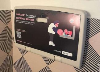 Colocan los primeros cambiadores de bebé en baños de hombres cambiadores de pañales en baños de hombres
