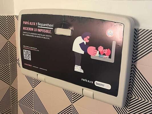 Colocan los primeros cambiadores de bebé en baños de hombres cambiadores de pañales en baños de hombres