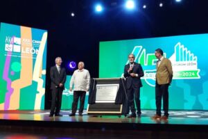 placa conmemorativa 45 años Poliforum León