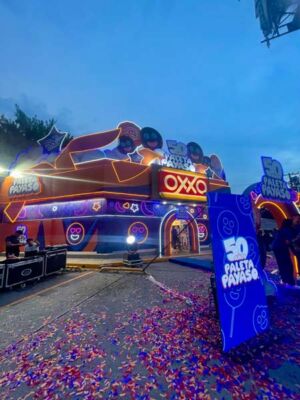 instalación de Paleta Payaso en tienda Oxxo