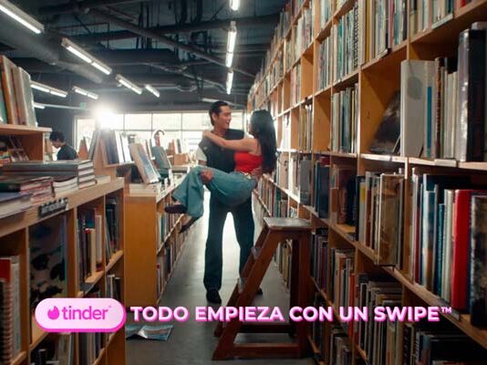 Tinder lanza campaña inspirada en los primeros chats de parejas reales campaña Todo empieza con un swipe Tinder