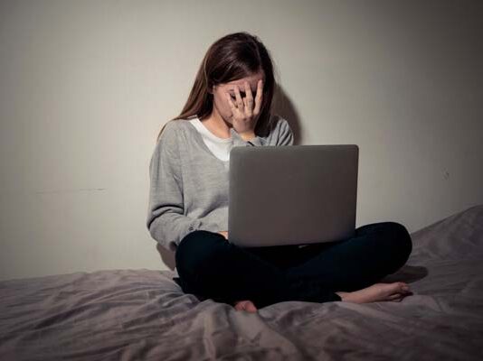 5 delitos cibernéticos que pueden afectar a los estudiantes en este regreso a clases delitos cibernéticos a los que se exponen estudiantes