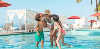Familia en vacaciones Hilton Vallarta Riviera